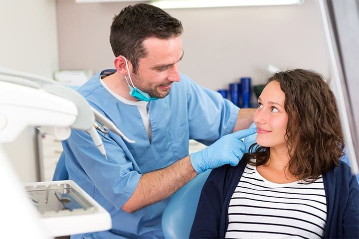dentist-explaining-wisdom-tooth-extraction-to-patient-v1.jpg Dentist explaining wisdom tooth extraction to patient